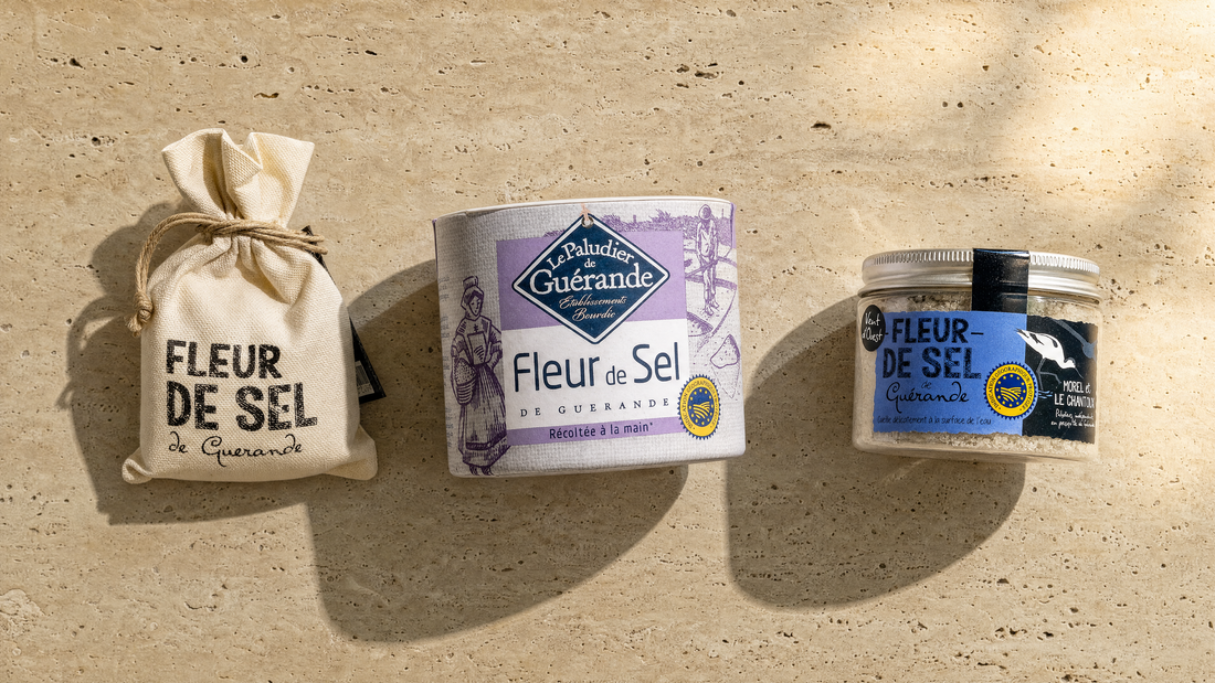 Fleur de Sel de Guérande im Leinensack, Le Paludier Fleur de Sel de Guérande und L'Atelier du Sel Fleur de Sel de Guérande auf hellem Travertin