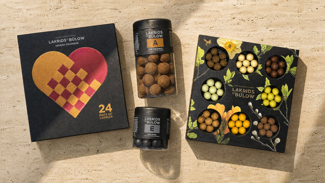 Lakritz-Adventskalender von Lakrids by Bülow mit zwei Dosen und einer Selection Box