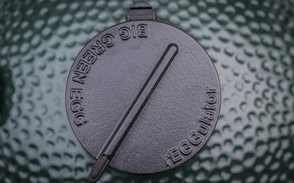 rEGGulator Deckelventil aus Gusseisen auf grüner Keramik des Big Green Egg Large