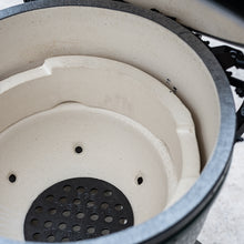 Innenraum des Big Green Egg Medium mit Feuerring aus Keramik und Kohlerost
