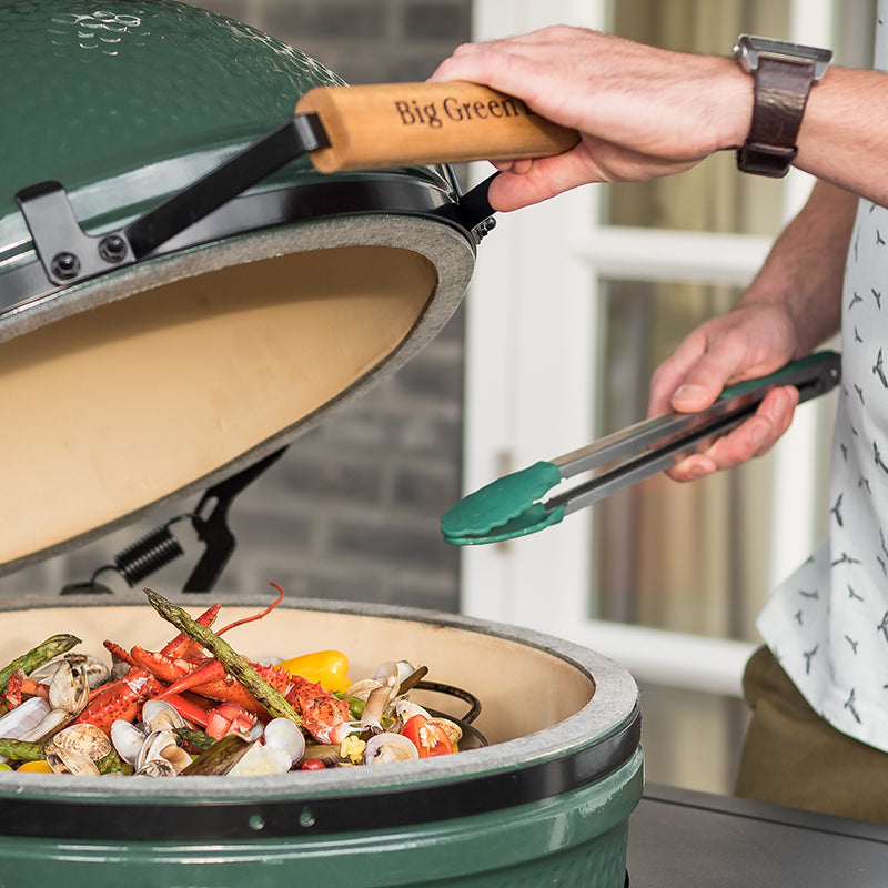 Big Green Egg Medium geöffnet beim Grillen von Garnelen, Muscheln und grünem Spargel