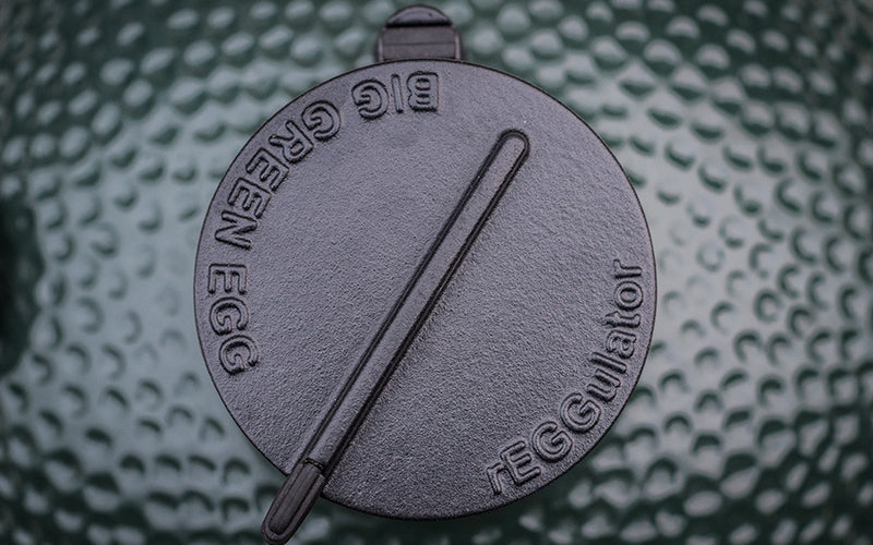 rEGGulator Deckelventil aus Gusseisen auf grüner Keramik des Big Green Egg Xlarge