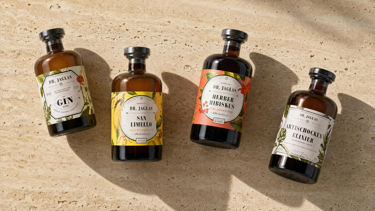 Dr. Jaglas Flaschen: Gin Seng, San Limello, Herber Hibiskus und Artischocken Elixier auf Travertin