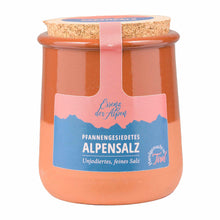 Alpensalz im Keramiktopf