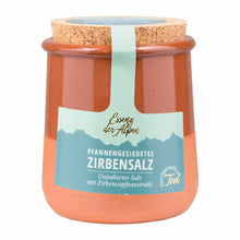 Zirbensalz im Keramiktopf