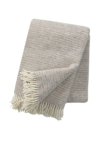 Klippan Wolldecke Ralph in Beige, aus 100 % Lammwolle, gefaltet mit cremefarbenen Fransen