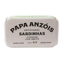 Papa Anzóis Geräucherte Sardinen in Olivenöl, Dose in buntem Papier