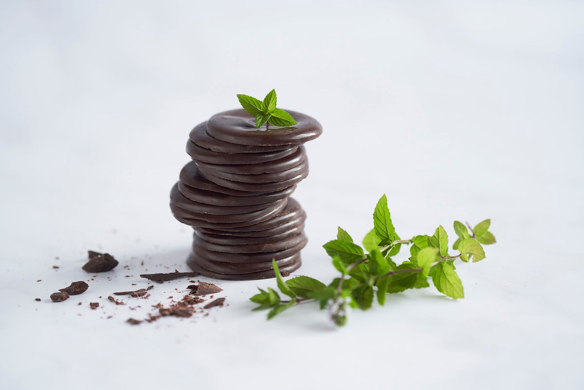 Summerdown Mint Thins – Stapel dunkler Schokoladentaler mit frischer Minze