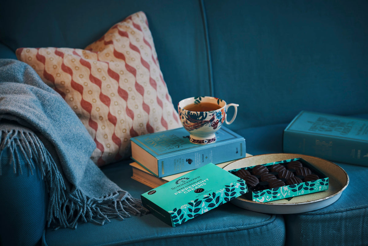 Summerdown Puremint Chocolate Creams auf dem Teller, dazu Tee und Buch